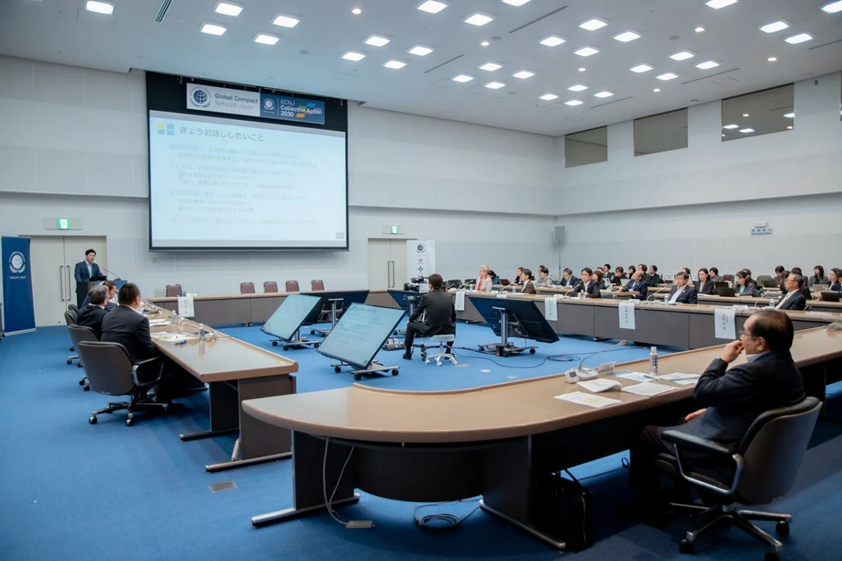 会議室で講演する様子