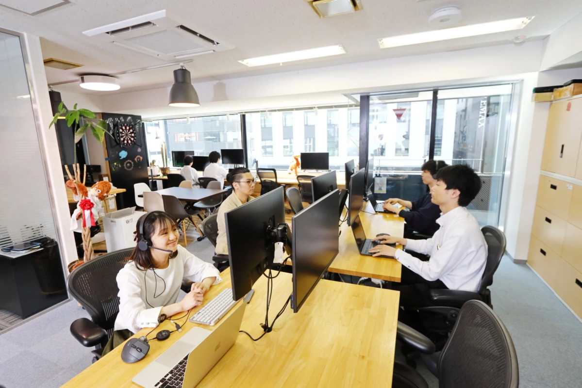 オフィスで働く人々