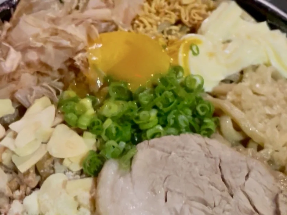 具材が豊富なまぜそば