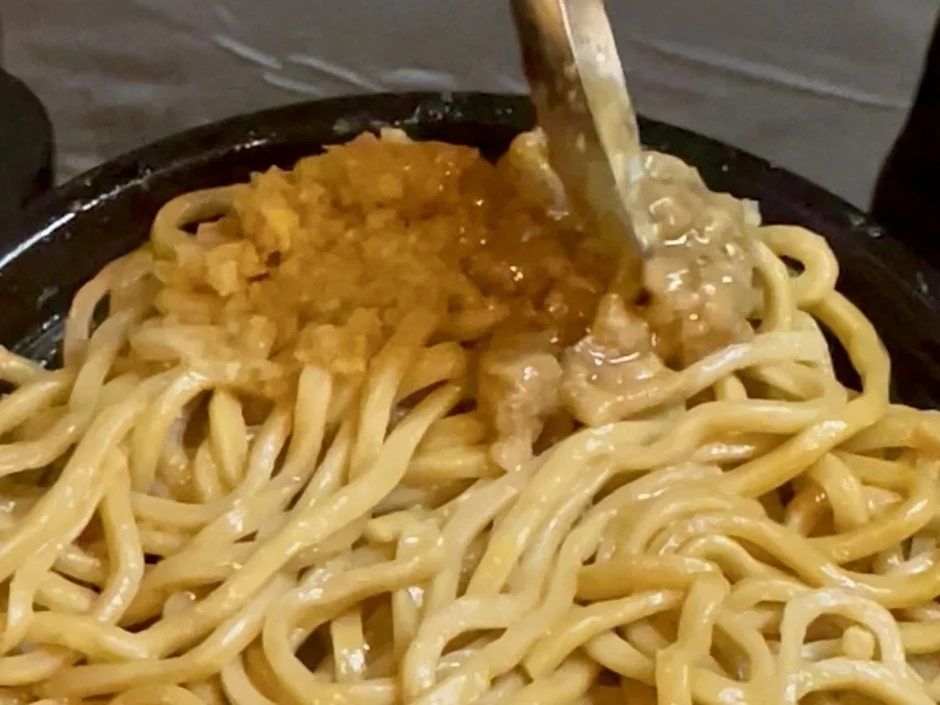 まぜそばを混ぜる様子