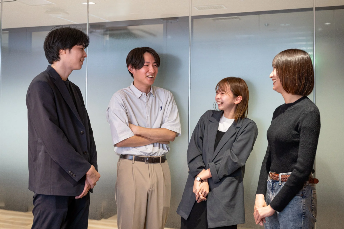 笑顔で立ち話をするオフィスワーカー