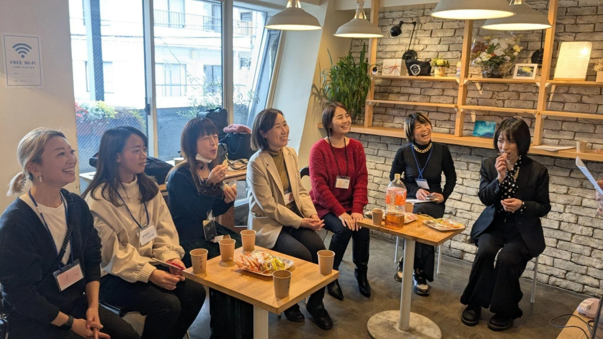 カフェで談笑する女性たち