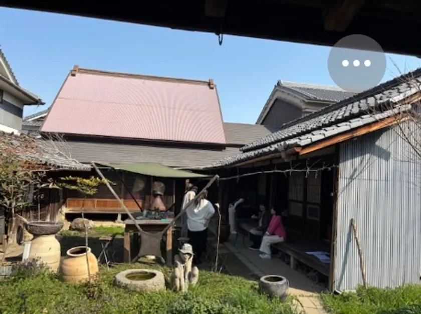 縁側でくつろぐ人々