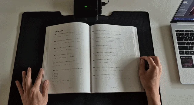 本をスキャンする様子
