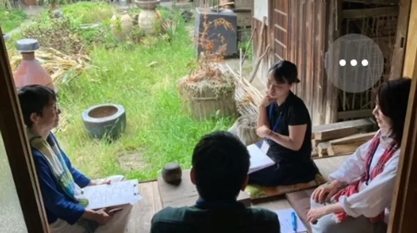 縁側で話し合う男女