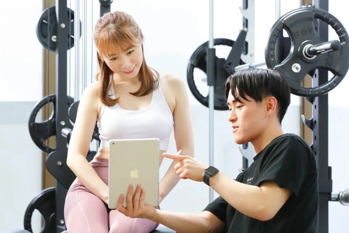 トレーナーとクライアントがタブレットで食事指導