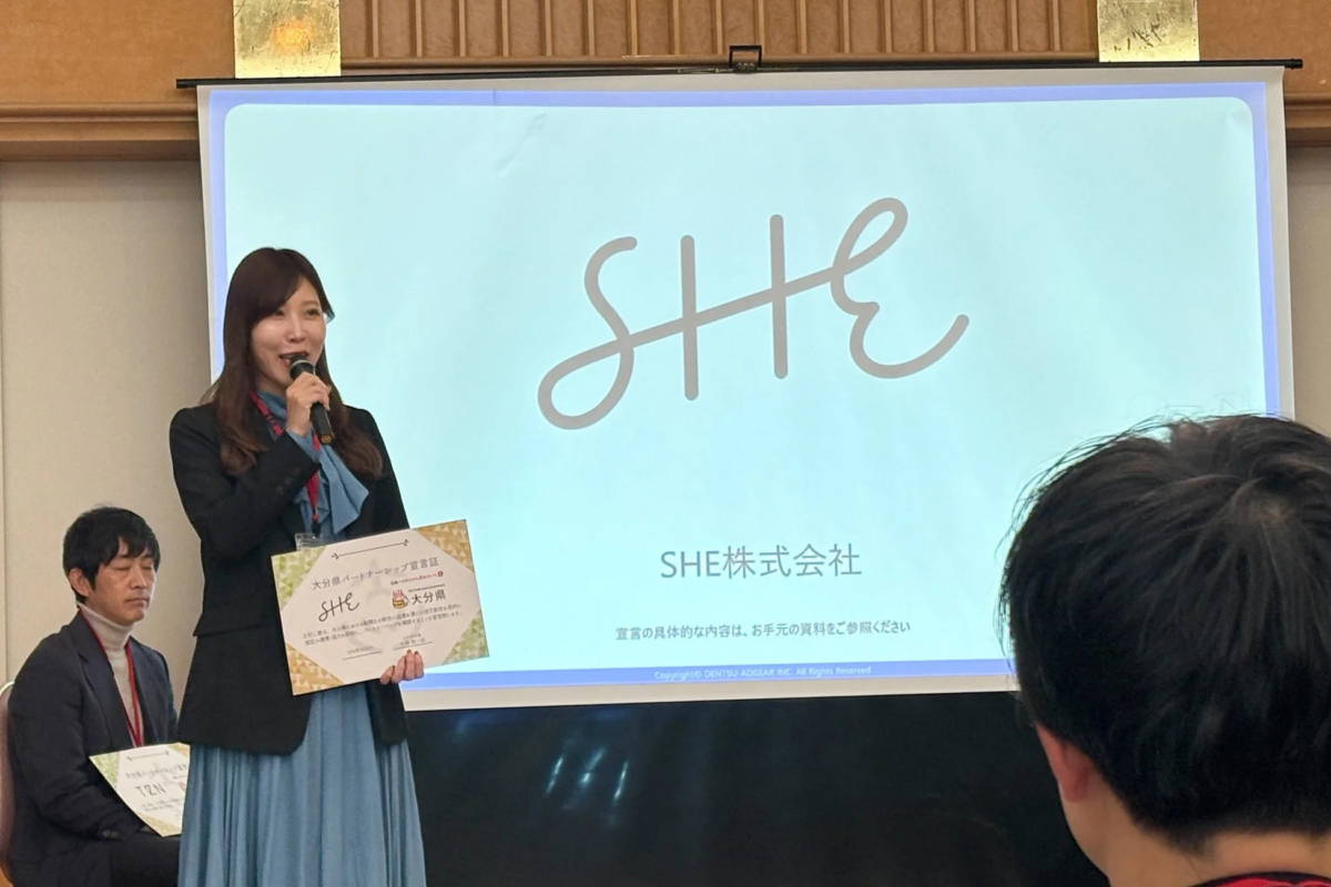 プレゼンテーションを行うSHE株式会社の福田代表