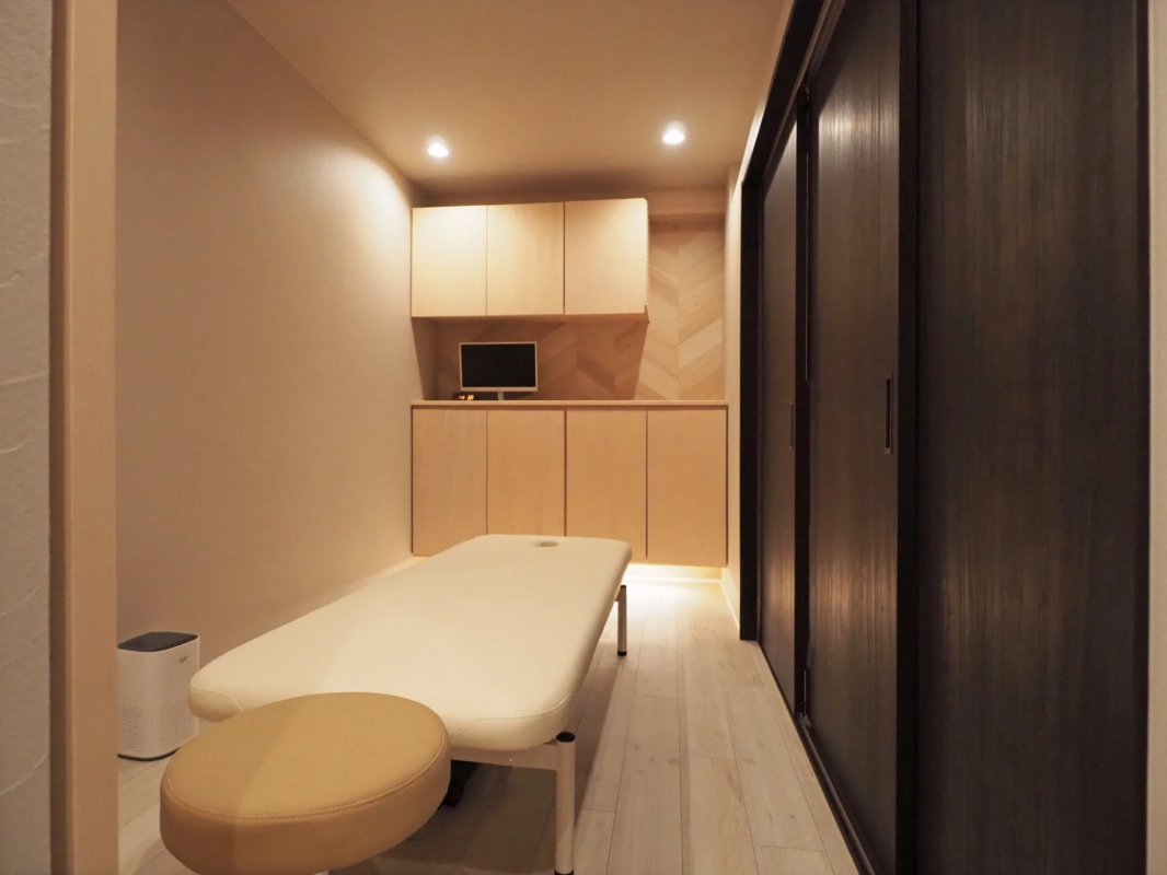 モダンで清潔感のある施術室の画像