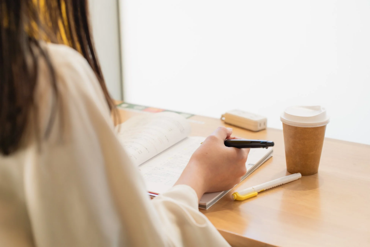 カフェで勉強や仕事をする女性