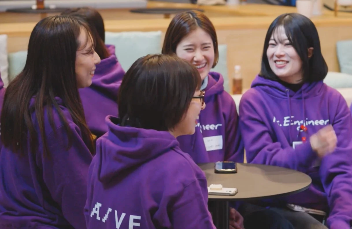 笑顔で会話する参加者たち