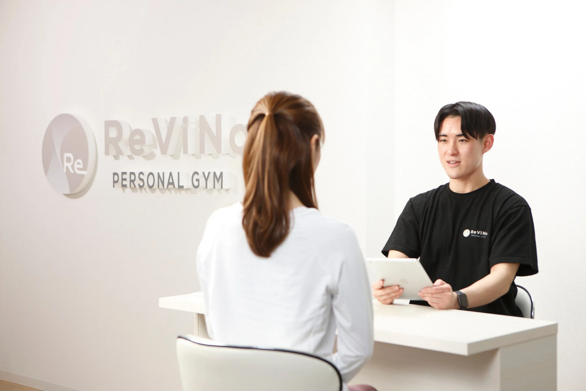 トレーナーが女性にカウンセリング