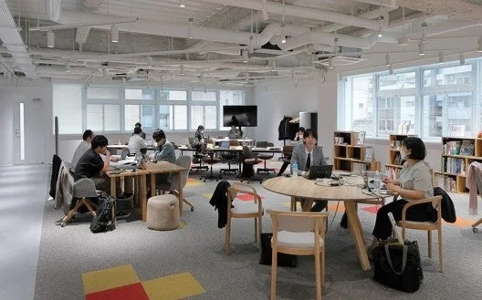 明るくモダンなオープンスペースのオフィス