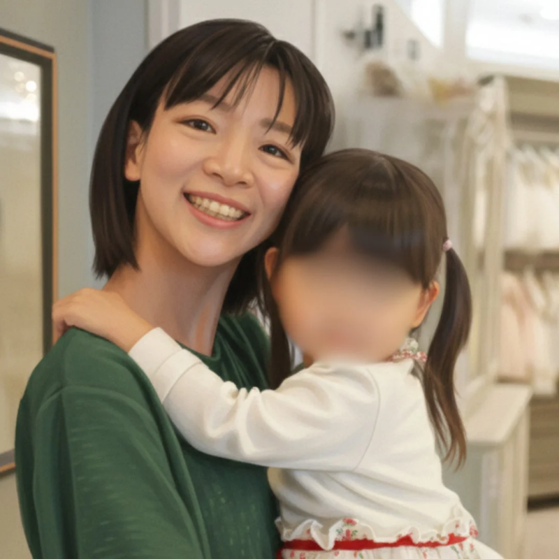 笑顔の女性が子供を抱きしめている写真