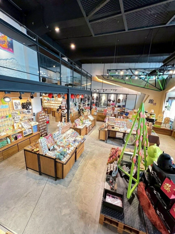 モダンな雑貨店の店内風景