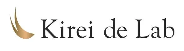 「Kirei de Lab」という文字と、金色の流線型のデザインが特徴のロゴマークです。美容関連の研究やブランドを示唆しています。