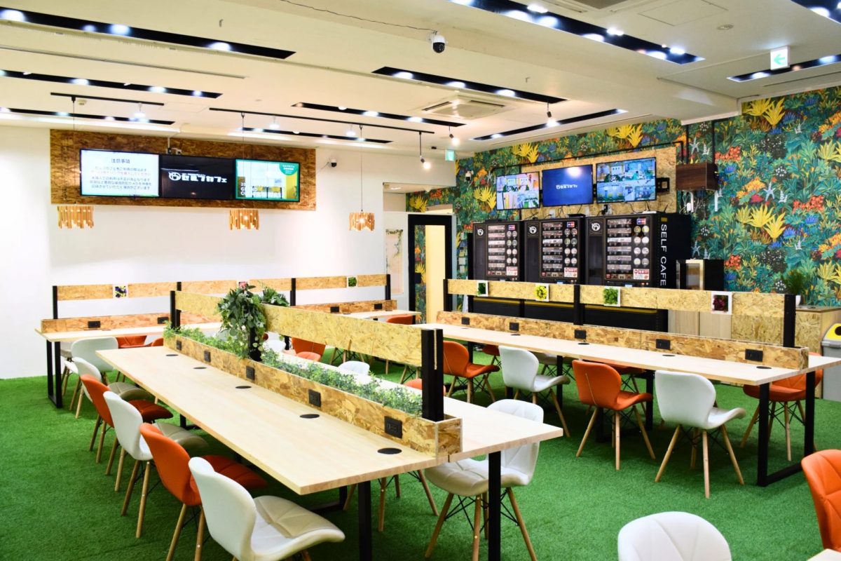 セルフカフェのモダンなコワーキングスペース