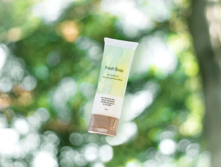 「Fresh Soap Pure Cleanse Face Wash」と書かれた白いチューブ容器が、緑の木々を背景に浮いているように写っています。自然で清潔感のあるイメージの製品です。