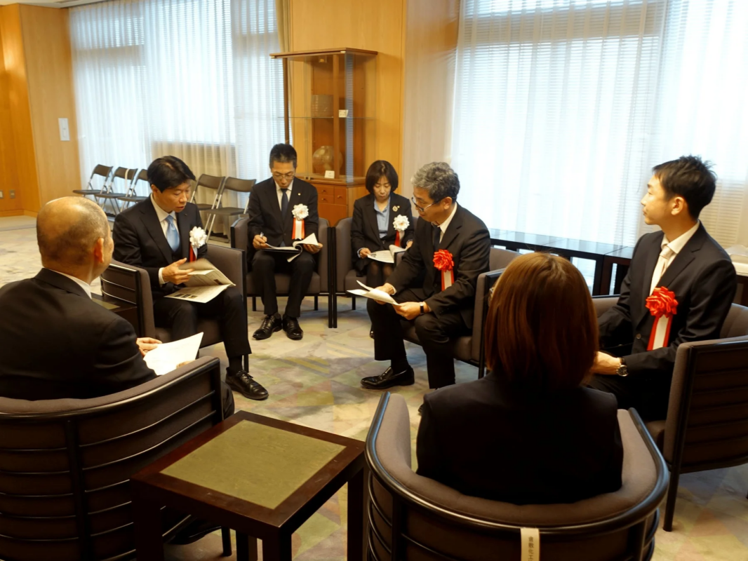 知事と受賞企業の懇談の様子