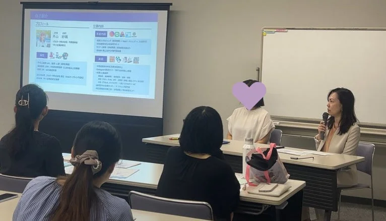 セミナーの様子、プロジェクターに自己紹介スライド