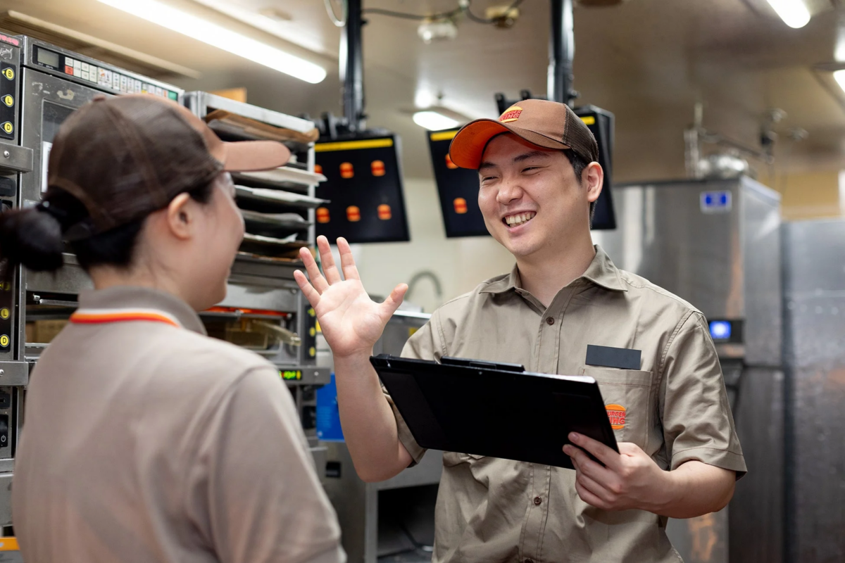 バーガーキングで働くスタッフ