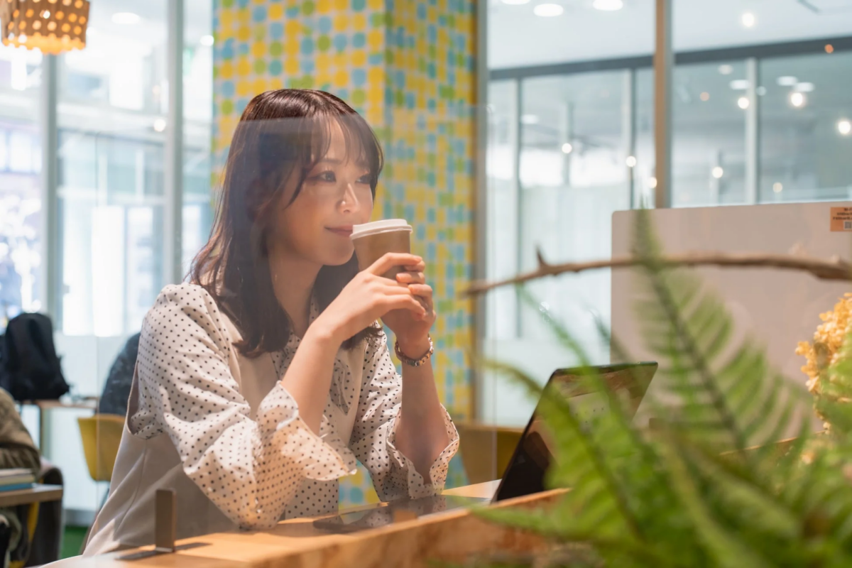 カフェでノートパソコンを使う女性