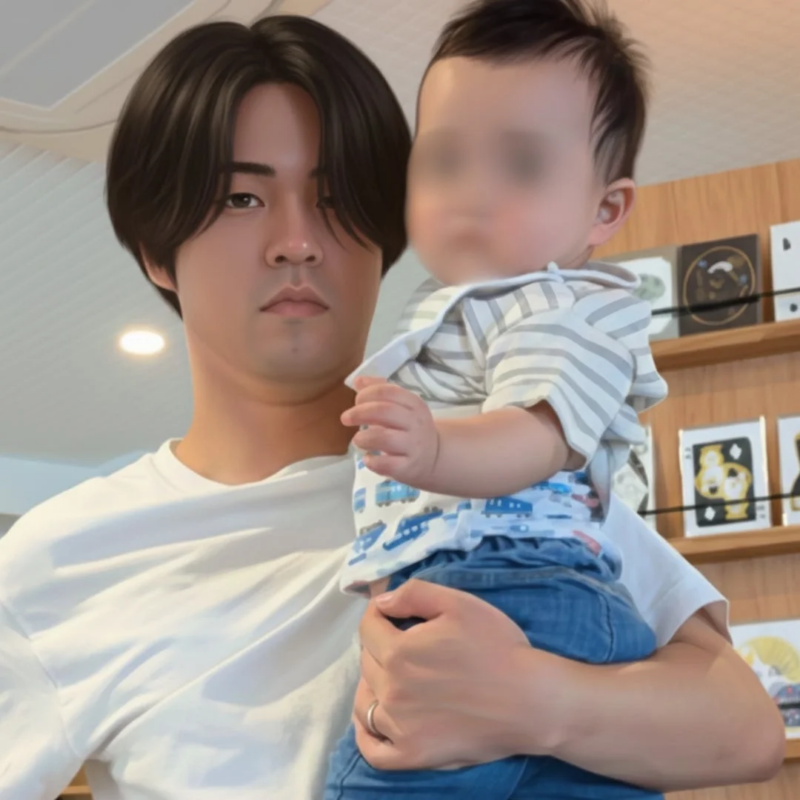 赤ちゃんを抱っこしている若い男性のポートレート