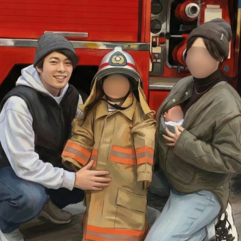 消防士の制服を着た子供と、笑顔の父親、そして赤ちゃんを抱っこした母親が写る家族写真