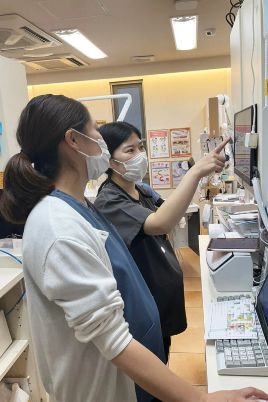 モニターを見ながら話し合う