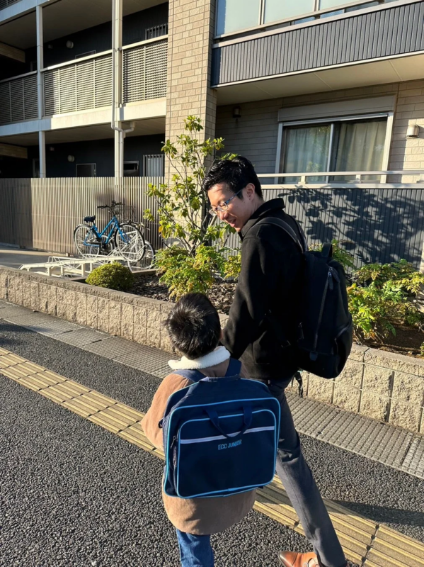 親子が歩く様子