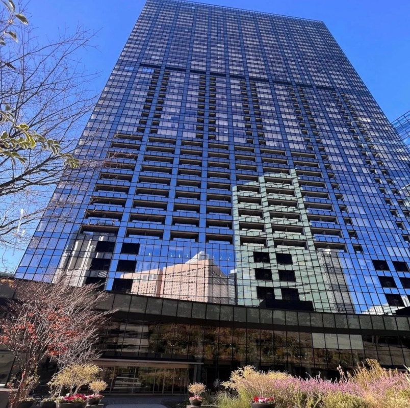 青空を背景にそびえ立つ高層ビル