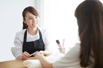 ネイリストがお客様に施術