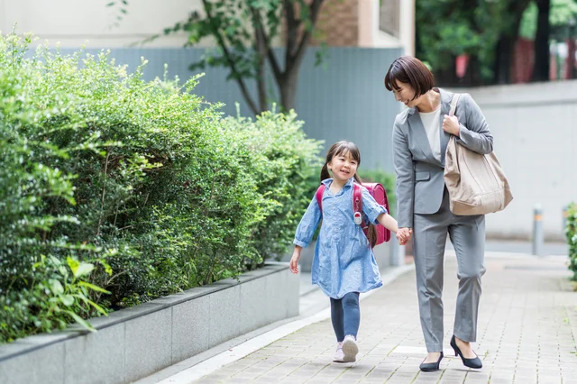 親子で通勤するイメージ