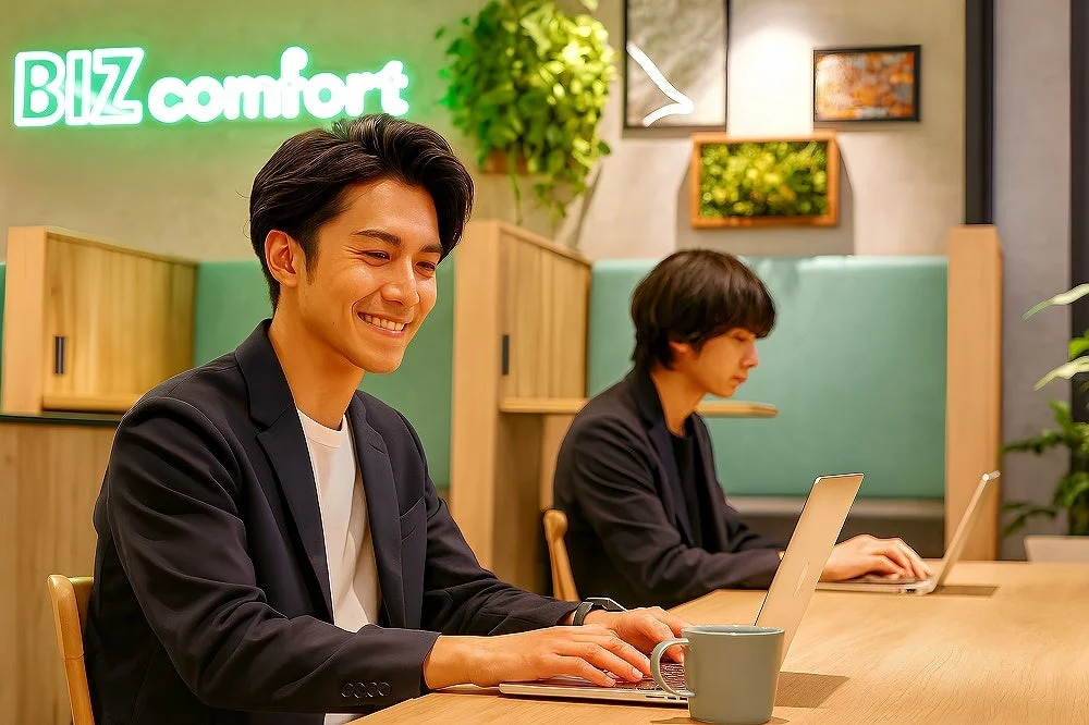 コワーキングスペースで作業する男性