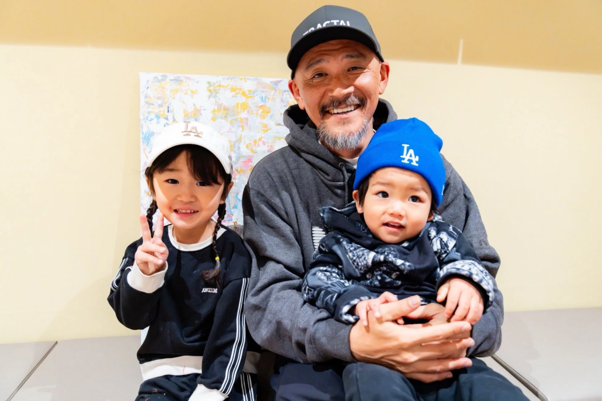 笑顔でピースサインをする家族