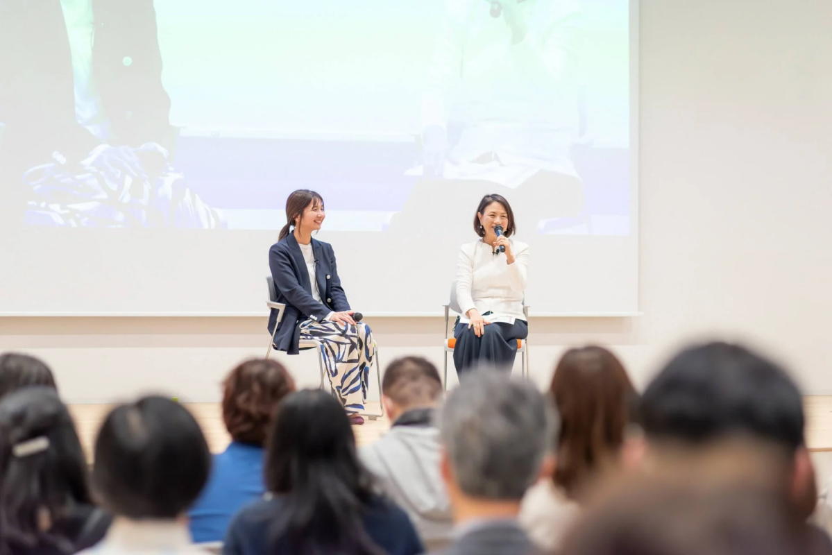 登壇中の小巻亜矢氏と岡えり氏