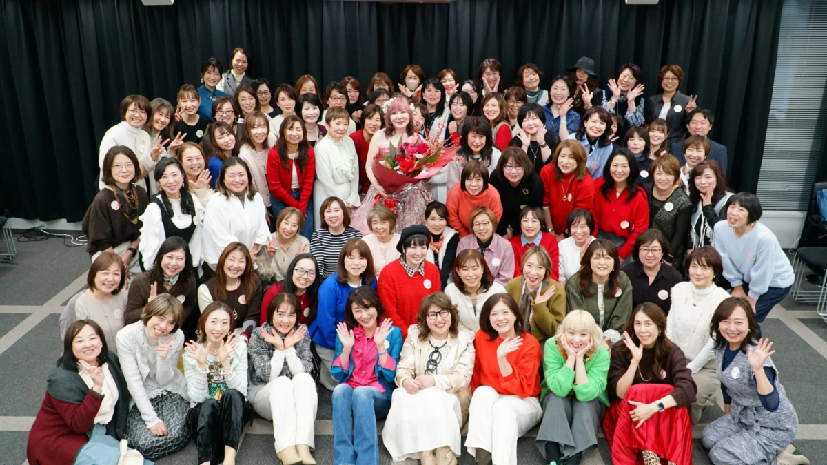 多くの日本人女性が笑顔で集まって撮影された集合写真