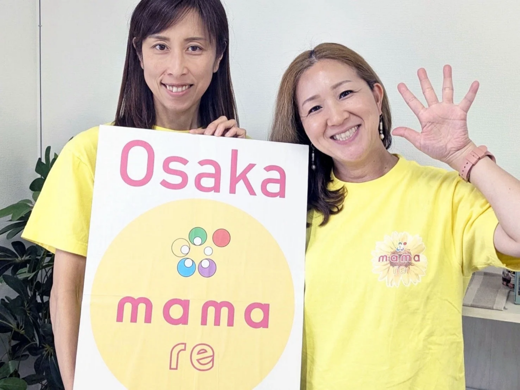 Osaka mama reの看板を持つ女性たち