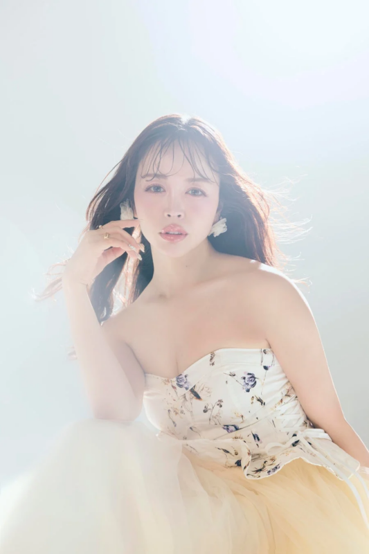 花柄ドレスの女性