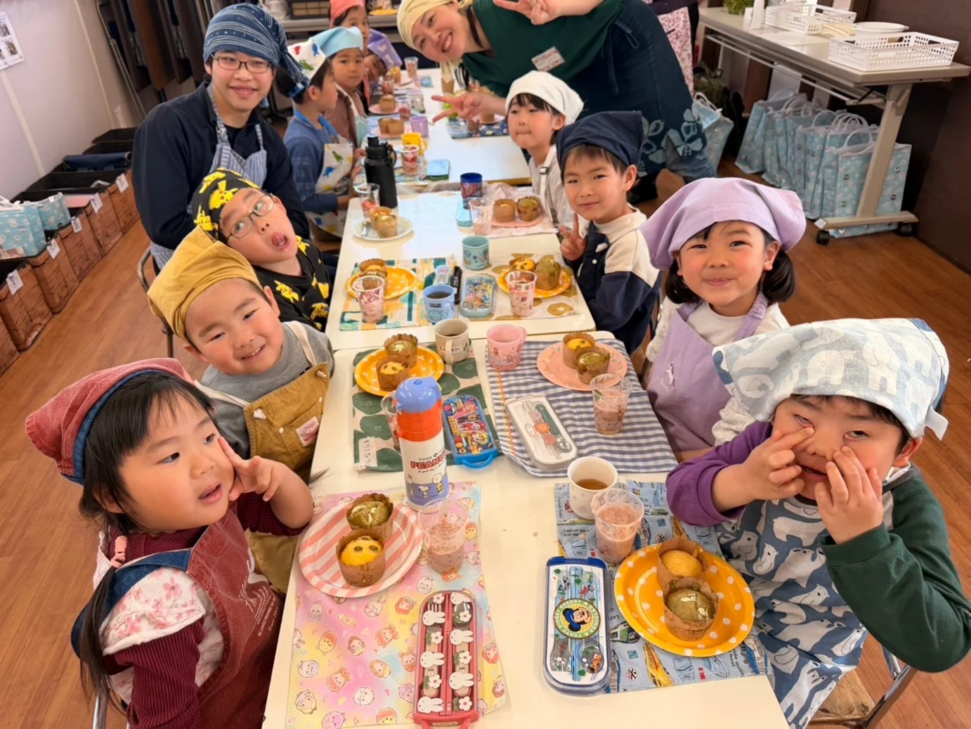 子供たちと大人たちが料理を楽しむ様子