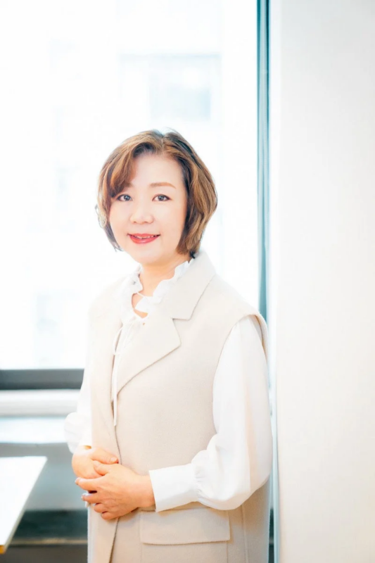 明るい室内で微笑む、ショートヘアの女性のポートレート