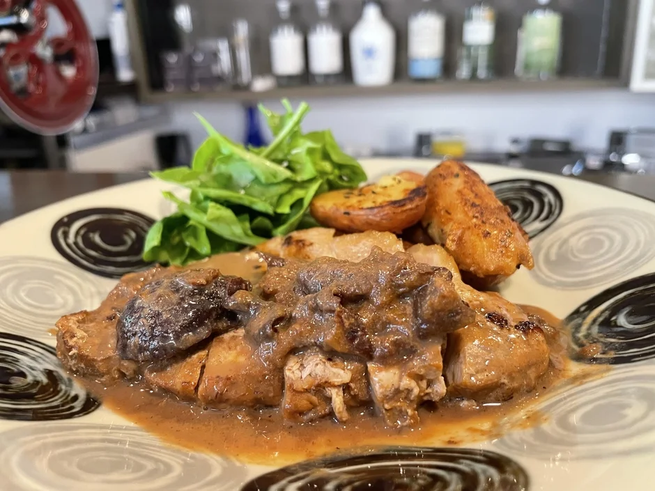 肉料理がメインの美味しそうなディナープレート