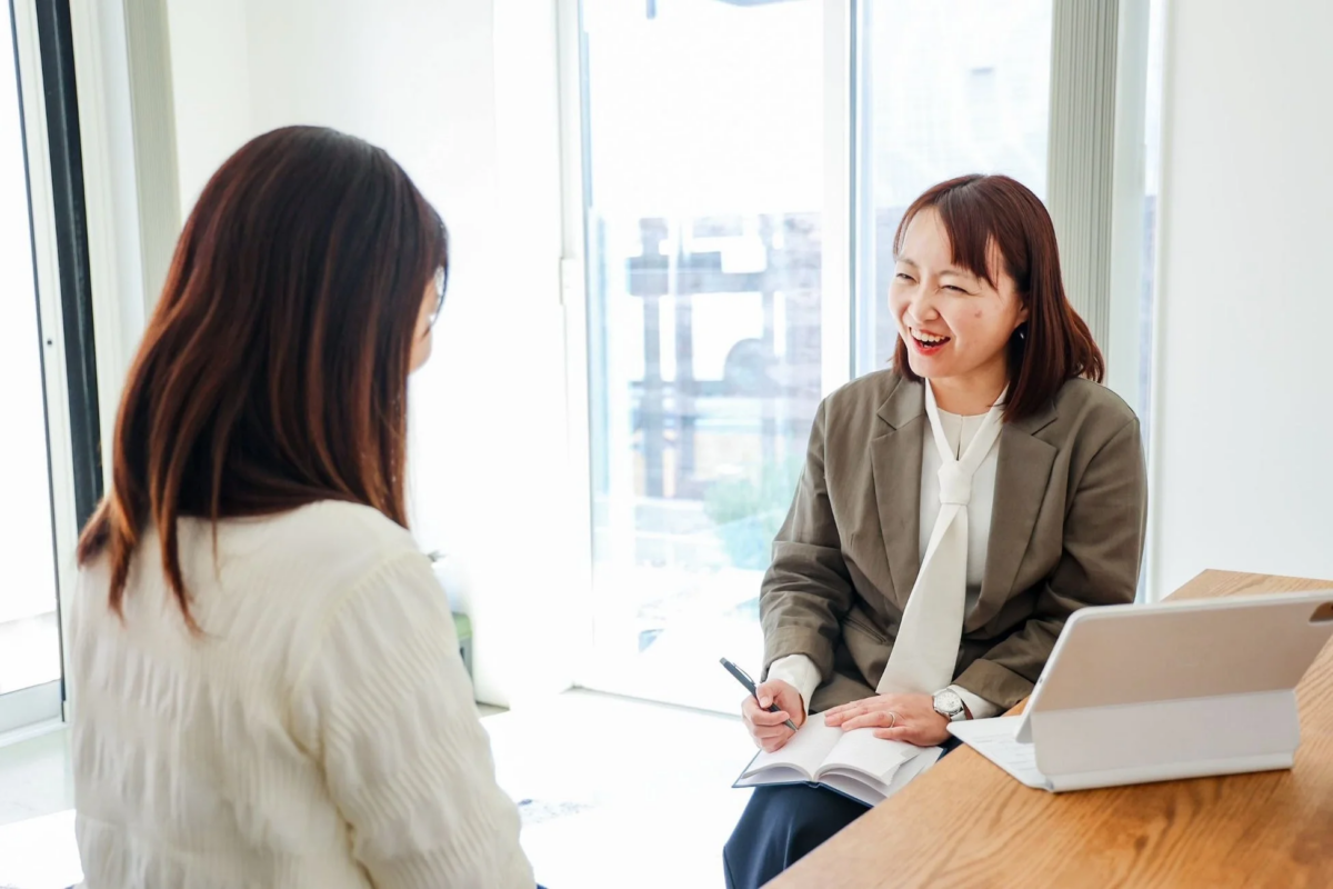 ビジネスの打ち合わせをする二人の女性