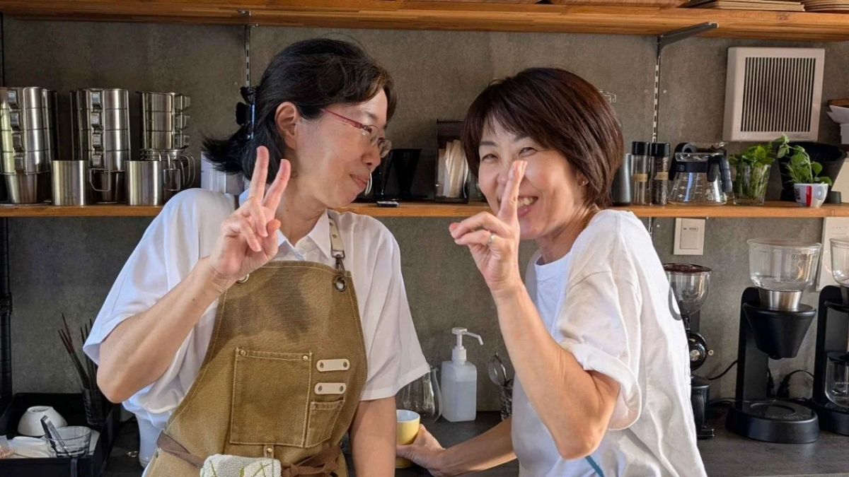 カフェで笑顔のスタッフ