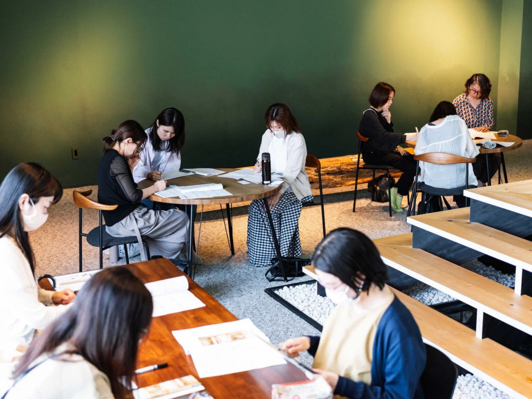 ワークショップで学ぶ参加者