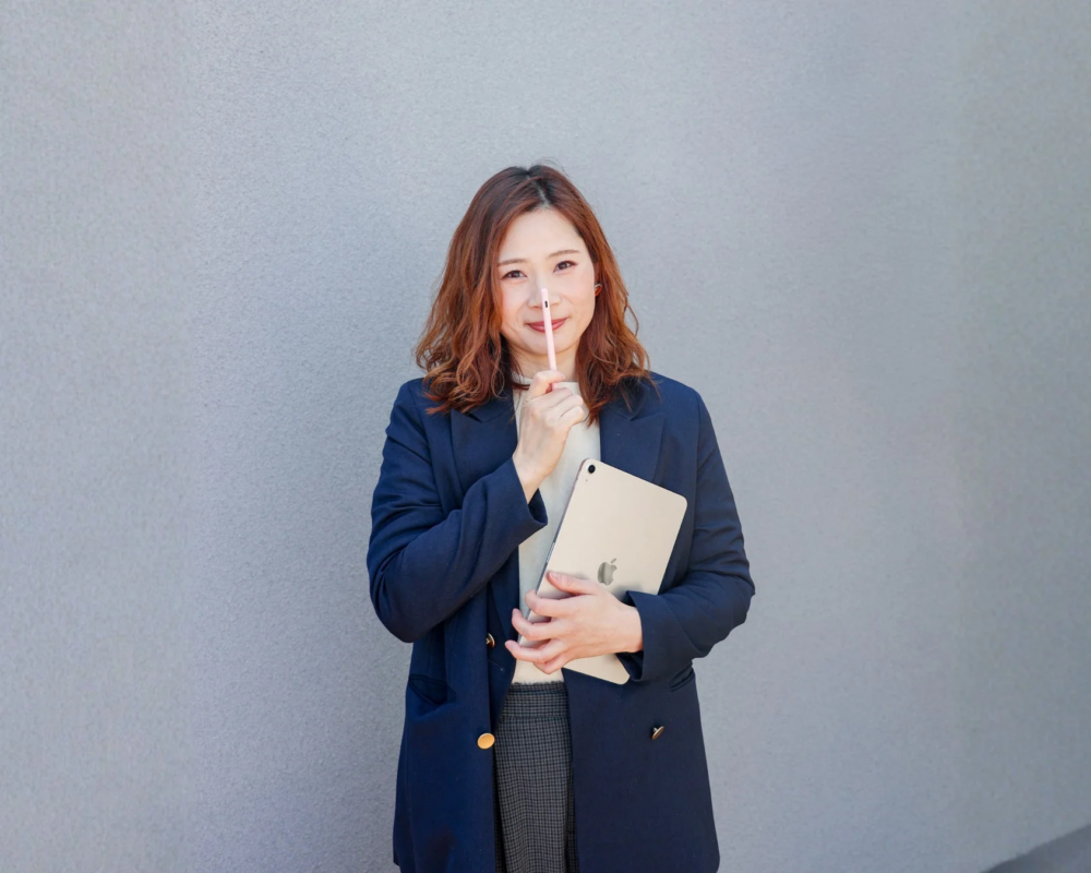 笑顔の女性がタブレットとペンを持つポートレート