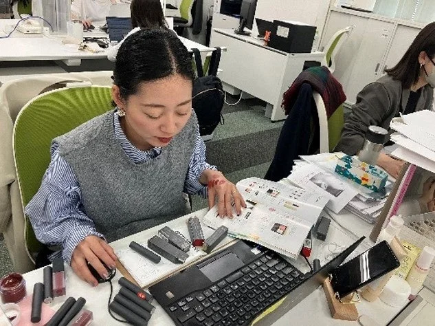 化粧品をテストする女性