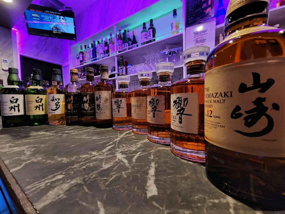 豊富なウイスキーが並ぶカウンター