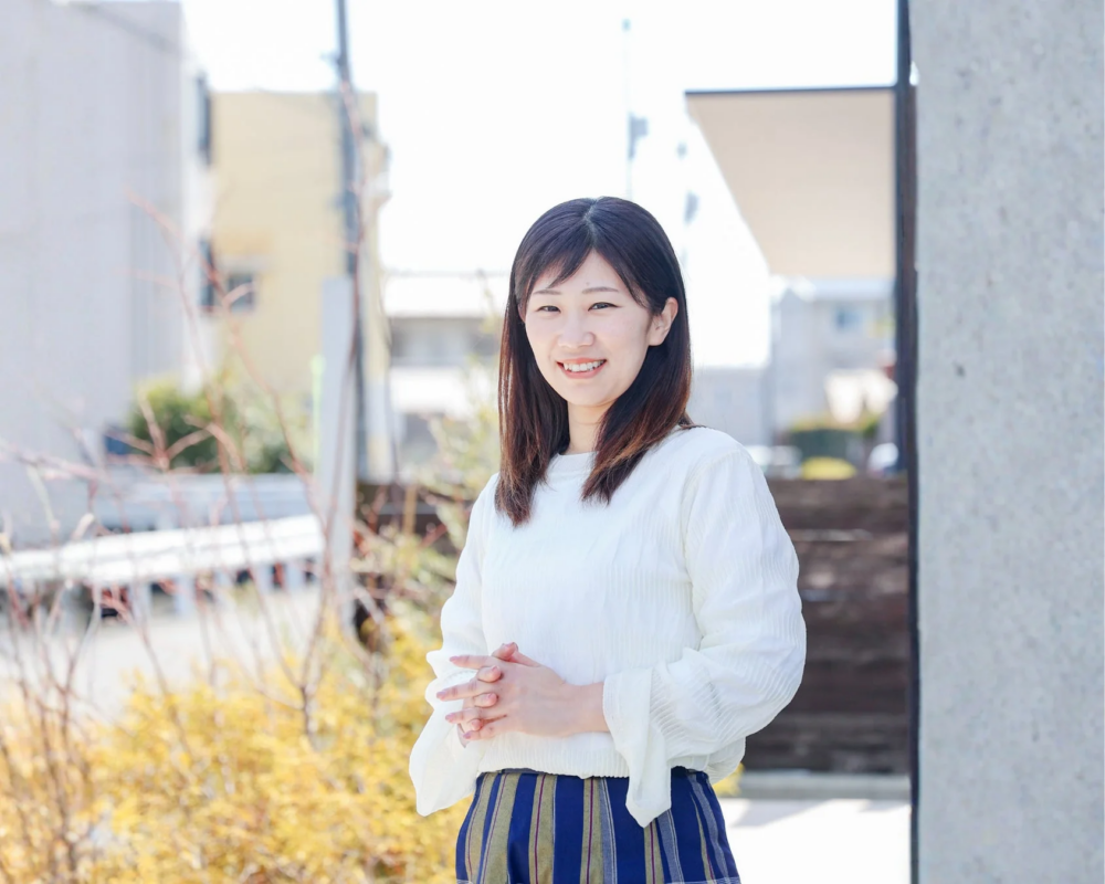 笑顔の若い女性のポートレート