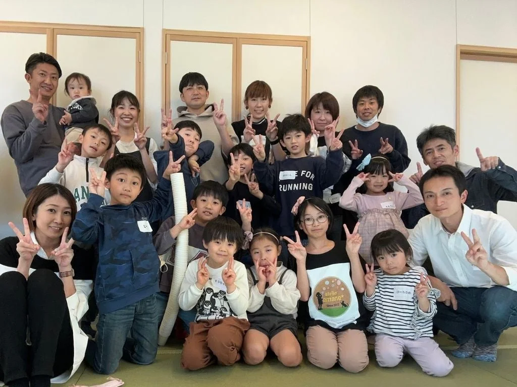 笑顔でピースサインをする女性たちの集合写真