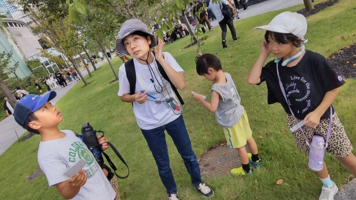 公園で遊ぶ子どもたち